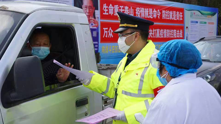 中国梦 劳动美｜汤晓明：交通执法先行者 为人民交通安全保驾护航_fororder_汤晓明正在给司机宣传交通安全知识