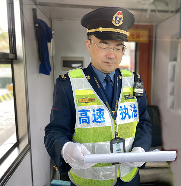中国梦 劳动美｜汤晓明：交通执法先行者 为人民交通安全保驾护航_fororder_微信图片_2022042510065511