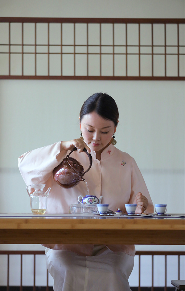 中国梦 劳动美｜李倩：脚踏实地传艺 用心用情育人_fororder_李倩给学生进行茶艺展示-(4)