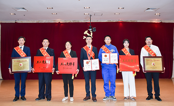 自贡市两人五集体上榜 四川省召开2022年五一表彰大会_fororder_2自贡市2022年全国和省五一劳动奖获奖代表（摄影-赵丽）