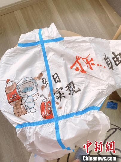 （上海战疫录）“背”感温暖 三位“90后”姑娘化身“战袍画手”为抗疫加油