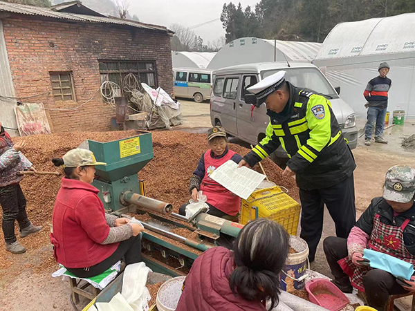 民警张清华：干好本职工作 对得起这身警服_fororder_乡村上门进行交通安全宣传