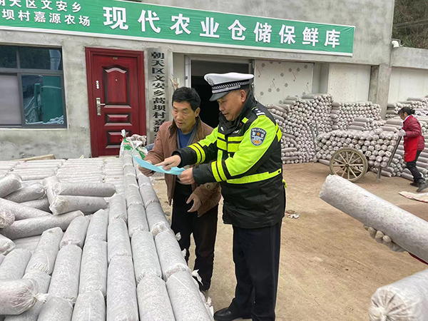 民警张清华：干好本职工作 对得起这身警服_fororder_张清华走进群众做交通安全宣传
