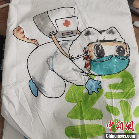 （上海战疫录）“背”感温暖 三位“90后”姑娘化身“战袍画手”为抗疫加油