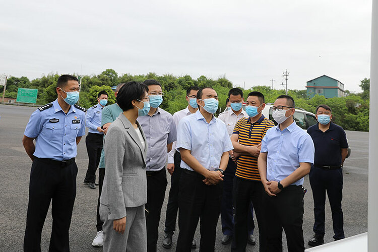 自贡市贡井区委书记张洪涛率队督导近期重点工作_fororder_在隆汉高速公路桥头出口督导来川人员核酸“入川即检”工作落实情况