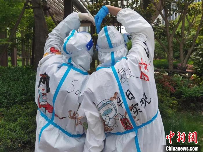 （上海战疫录）“背”感温暖 三位“90后”姑娘化身“战袍画手”为抗疫加油
