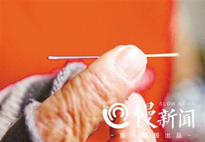 【社会民生】一根普通织布针 现代织女让万元夹克完好如初
