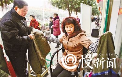 【社会民生】一根普通织布针 现代织女让万元夹克完好如初