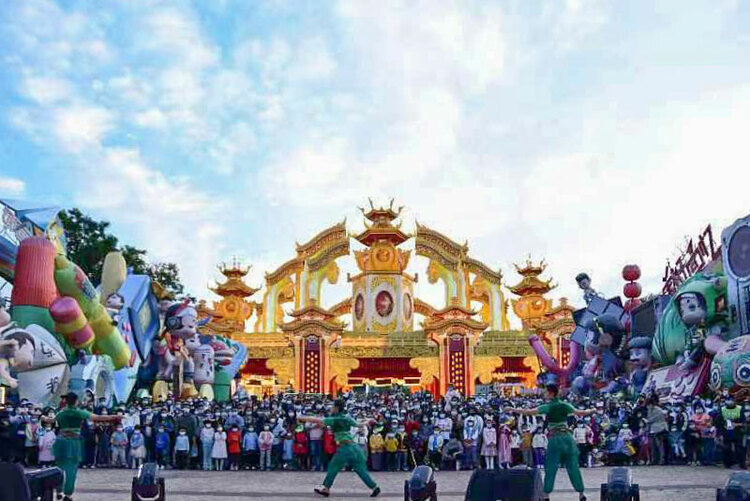 “五一”假期到自贡·中华彩灯大世界 打卡最美彩灯盛宴_fororder_3游客感受现场表演