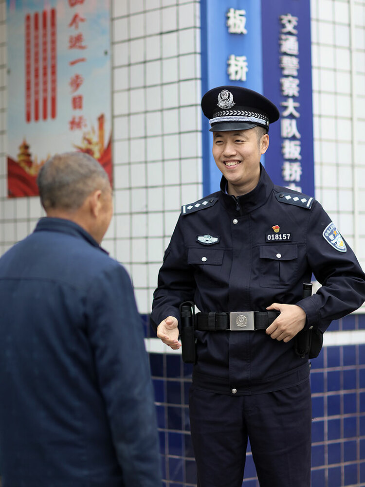 自贡市富顺县公安局板桥派出所民警郑俊良：勤恳敬业务实为民的“好人警察”_fororder_郑俊良正在和群众交谈-供图-四川省公安厅