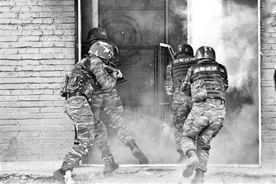 揭秘武警特战队魔鬼训练:泥潭摔擒 生吃活虫(图)