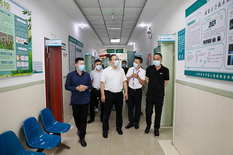 自贡市大安区委书记彭长林调研督导疫情防控工作_fororder_3调研现场