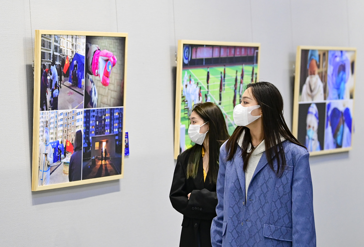 内蒙古：呼和浩特抗击疫情摄影作品展开展_fororder_（2）2022年4月29日，观众在内蒙古美术馆观赏抗击疫情摄影作品展。.JPG