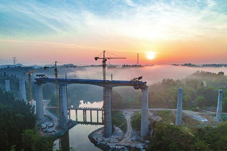 （转载）成自高铁球溪河双线大桥主跨合龙 全线预计2023年建成通车