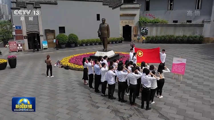 联播丨让青春之花在不懈奋斗中绚丽绽放