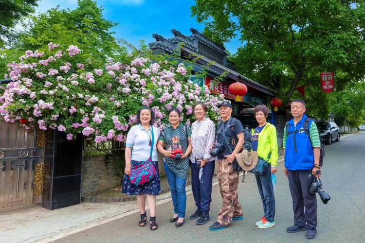 【创建天府旅游名县】美丽绵竹 画境棚花_fororder_游客在棚花村留念-摄影-饶民