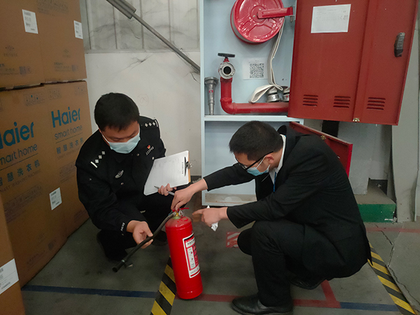 眉山公安民警许川：守护百姓安宁 共建美好家园_fororder_许川正在对企业进行安全检查-摄影-方秦