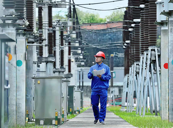 四川省五一劳动奖章获得者胡梦琪：筑梦新时代 奋进新征程_fororder_胡梦琪在查看避雷器计数器动作情况