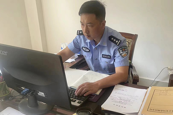 眉山公安民警张东旭：将“爱”进行到底 站好守护老百姓的每班岗_fororder_张东旭正在工作--摄影--方秦
