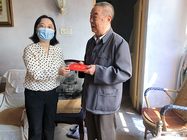 “五·一”节致敬劳动者 自贡市大安区总工会走访劳模和一线职工代表_fororder_1慰问现场