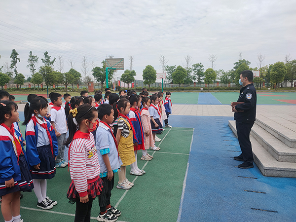眉山公安民警许川：守护百姓安宁 共建美好家园_fororder_许川正在给孩子们宣讲夏季儿童防溺水安全知识-摄影-方秦