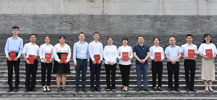 自贡市荣县9名宣传战线青年激情演讲说“奋斗”_fororder_4颁奖现场