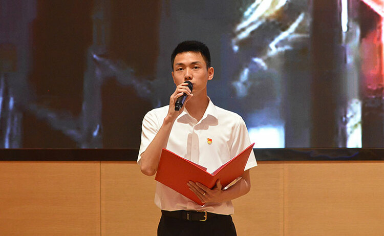 自贡市荣县9名宣传战线青年激情演讲说“奋斗”_fororder_1选手演讲现场