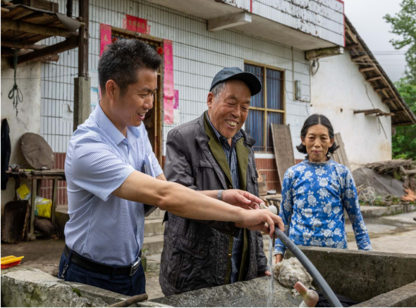 （有修改）【B】重庆开州驻村书记杨朝彬：书写精准扶贫“教案”促脱贫
