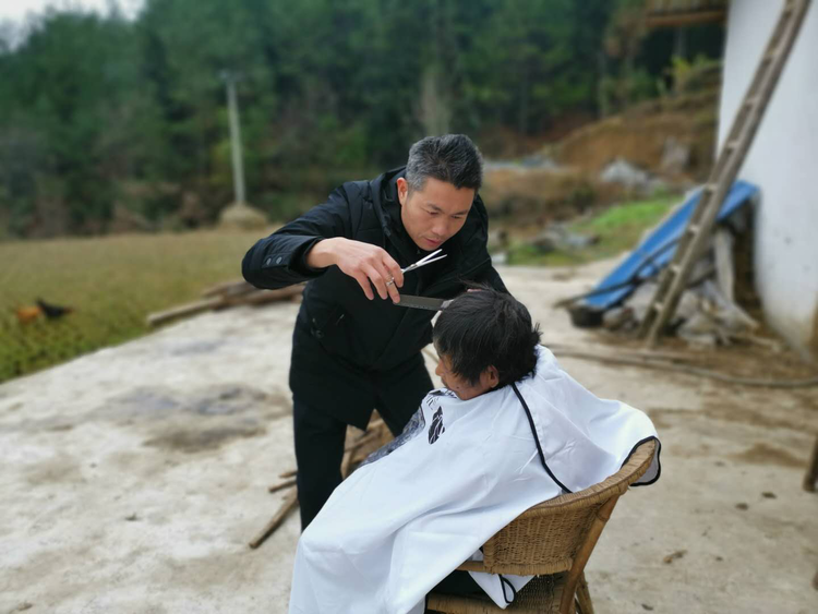 （有修改）【B】重庆开州驻村书记杨朝彬：书写精准扶贫“教案”促脱贫