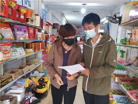 让办事更方便 信阳市平桥区市场监督管理局进一步优化提质企业服务_fororder_肖店乡市场监管所工作人员上门宣传讲解政策