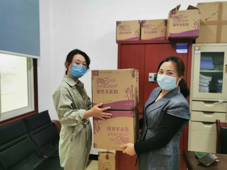 女性经期护理有多重要 48000包俏妃抑菌卫生巾驰援河南、湖南一线女性