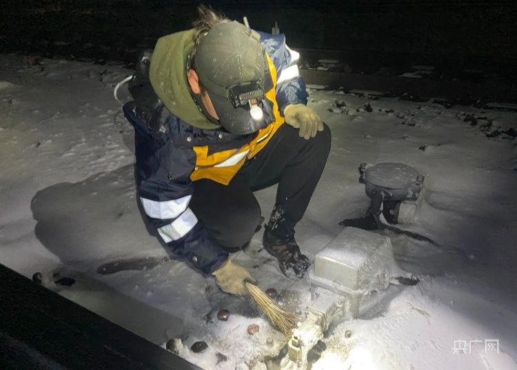 奋斗者·正青春｜青海湖畔风雪护路人