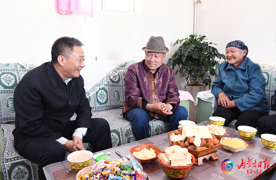 孙绍骋在阿拉善盟额济纳旗调研_fororder_1