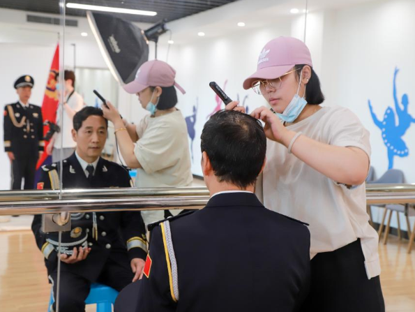 【原创】用影像定格从警荣耀 重庆渝北公安为离退休民警拍摄最美警礼服照_fororder_微信图片_20220517161739