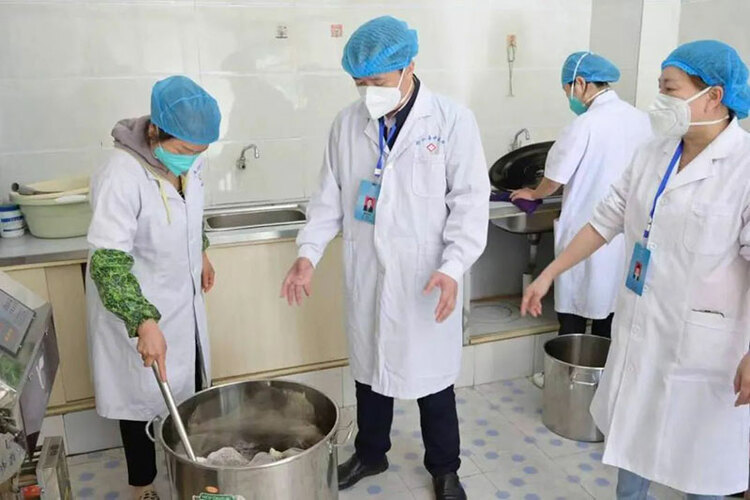 中医药全程介入新冠肺炎防治 广安无症状感染者及确诊病例治疗率100%_fororder_医院准备熬制中药“大锅汤”-供图-四川省中医药管理局