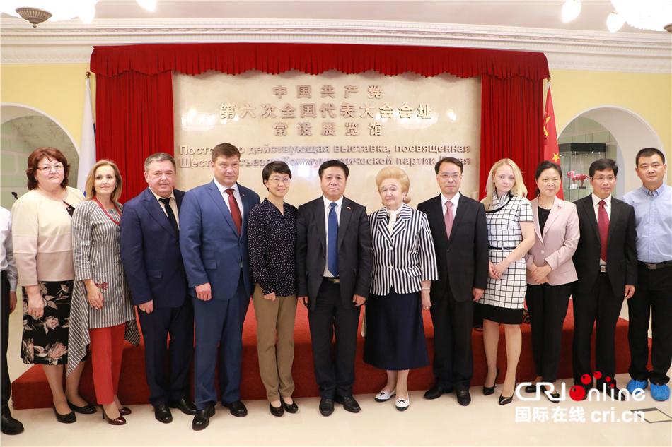 图片默认标题_fororder_2、中国驻俄大使张汉晖与出席活动嘉宾合影