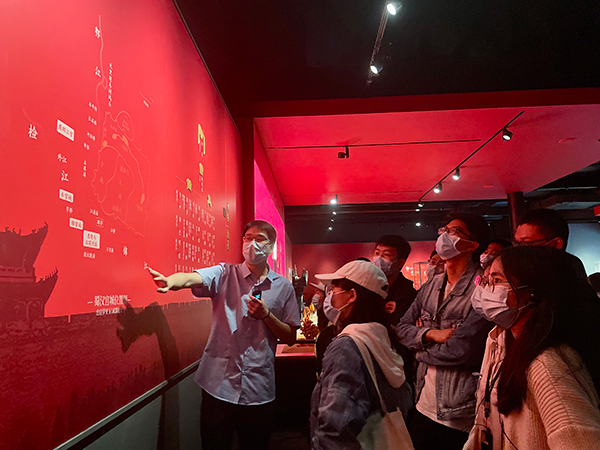 “国际博物馆日” 成都武侯祠让观众感受博物馆的力量_fororder_策展人现场讲解--供图-成都武侯祠博物馆