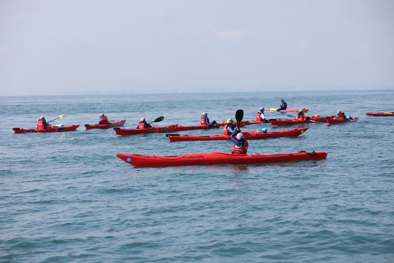 乘风破浪的少年！广东八名中小学生横渡琼州海峡_fororder_2