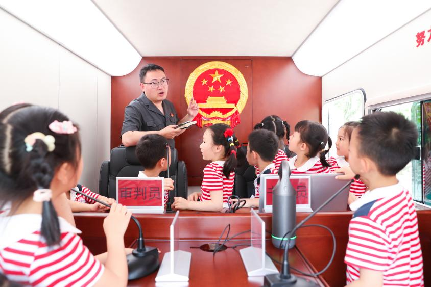 重庆车载便民法庭进校园 开启别样普法之旅_fororder_图片2