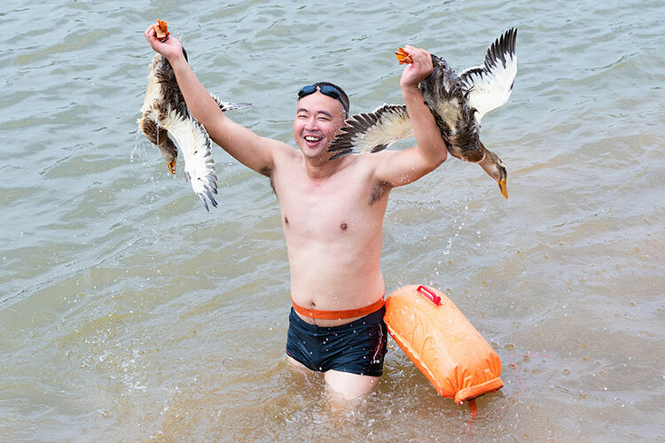 百舟竞渡迎端午 富顺县第二届端午龙舟文化旅游活动精彩上演_fororder_10选手展示抢到的鸭子（摄影-廖志全）