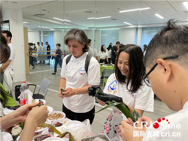 中以大学生举行“粽情粽意”端午节庆祝活动_fororder_2