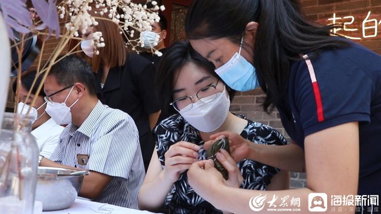 外国友人包粽子体验传统民俗：在这里有家的温暖！