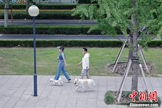 上海民众端午假期享受户外生活