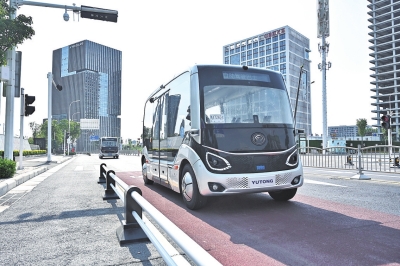【汽车-图片】（页面标题：5G网络护航自动驾驶）宇通智能交通部产品经理孙德立：5G网络护航自动驾驶
