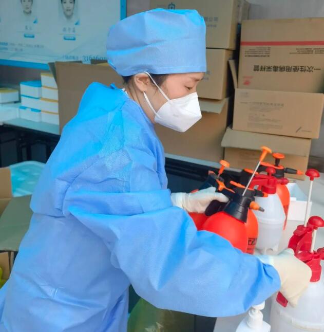 一线人员背后，有后方“守卫者”的守护丨让党旗在抗疫一线高高飘扬