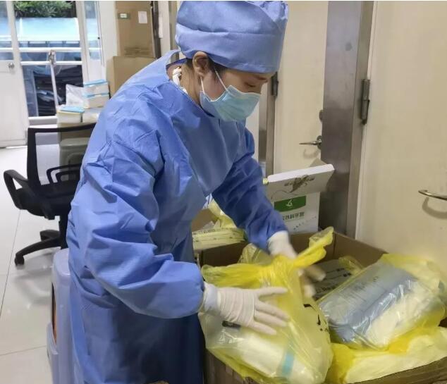 一线人员背后，有后方“守卫者”的守护丨让党旗在抗疫一线高高飘扬