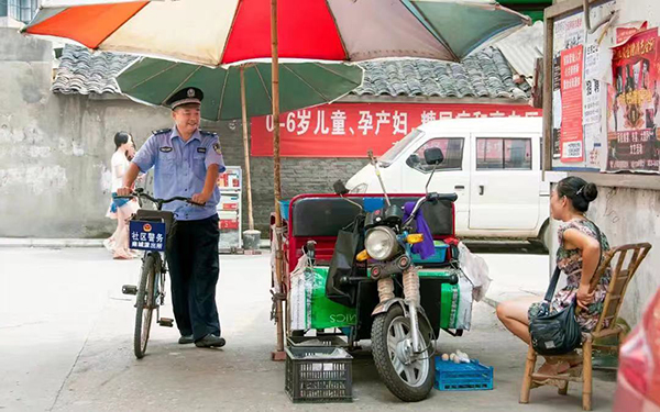 “全国公安机关爱民模范”王珍德：扎根社区十六载 手机号成了社区离不得的“110”_fororder_王珍德走访群众-供图-四川省公安厅（1）