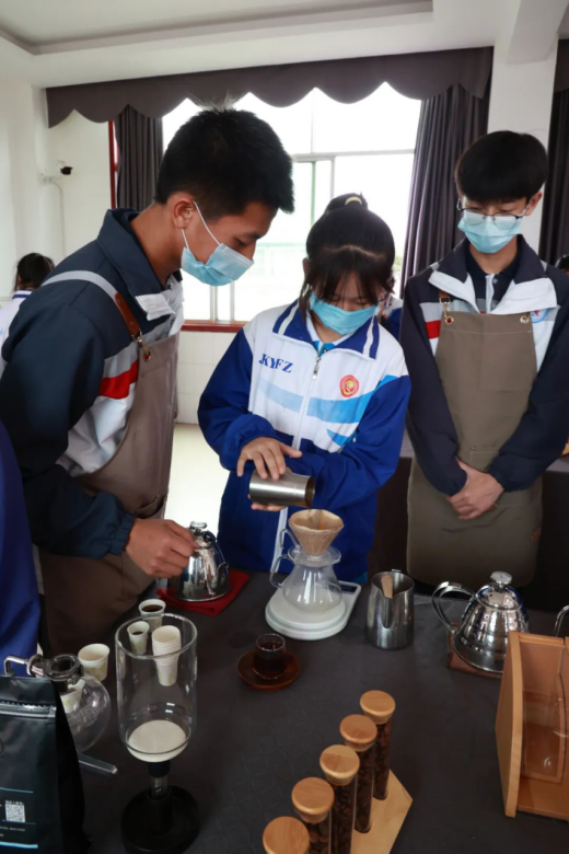 感受职业的魅力 天府新区16所学校学生进职校“尝鲜”_fororder_未标题-1