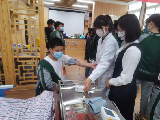 感受职业的魅力 天府新区16所学校学生进职校“尝鲜”_fororder_未标题-2