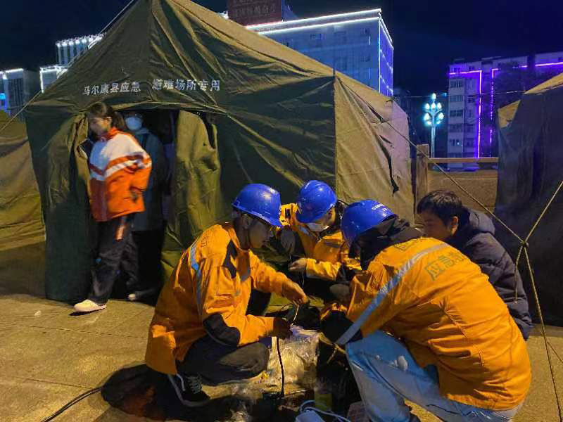 四川省马尔康市发生6.0级地震 国网四川电力全力抢修_fororder_应急救援队现场抢修-国网四川电力公司-摄